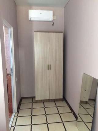 Гостевой дом Guest house Abkhazia in Gagra Гагра Двухместный номер с 1 кроватью или 2 отдельными кроватями и ванной комнатой-3