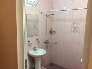 Гостевой дом Guest house Abkhazia in Gagra Гагра Двухместный номер с 1 кроватью и собственной ванной комнатой-1